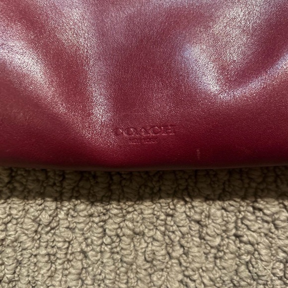 Elegant Burgundy Leather Crossbody Bag - Picture 2 of 2